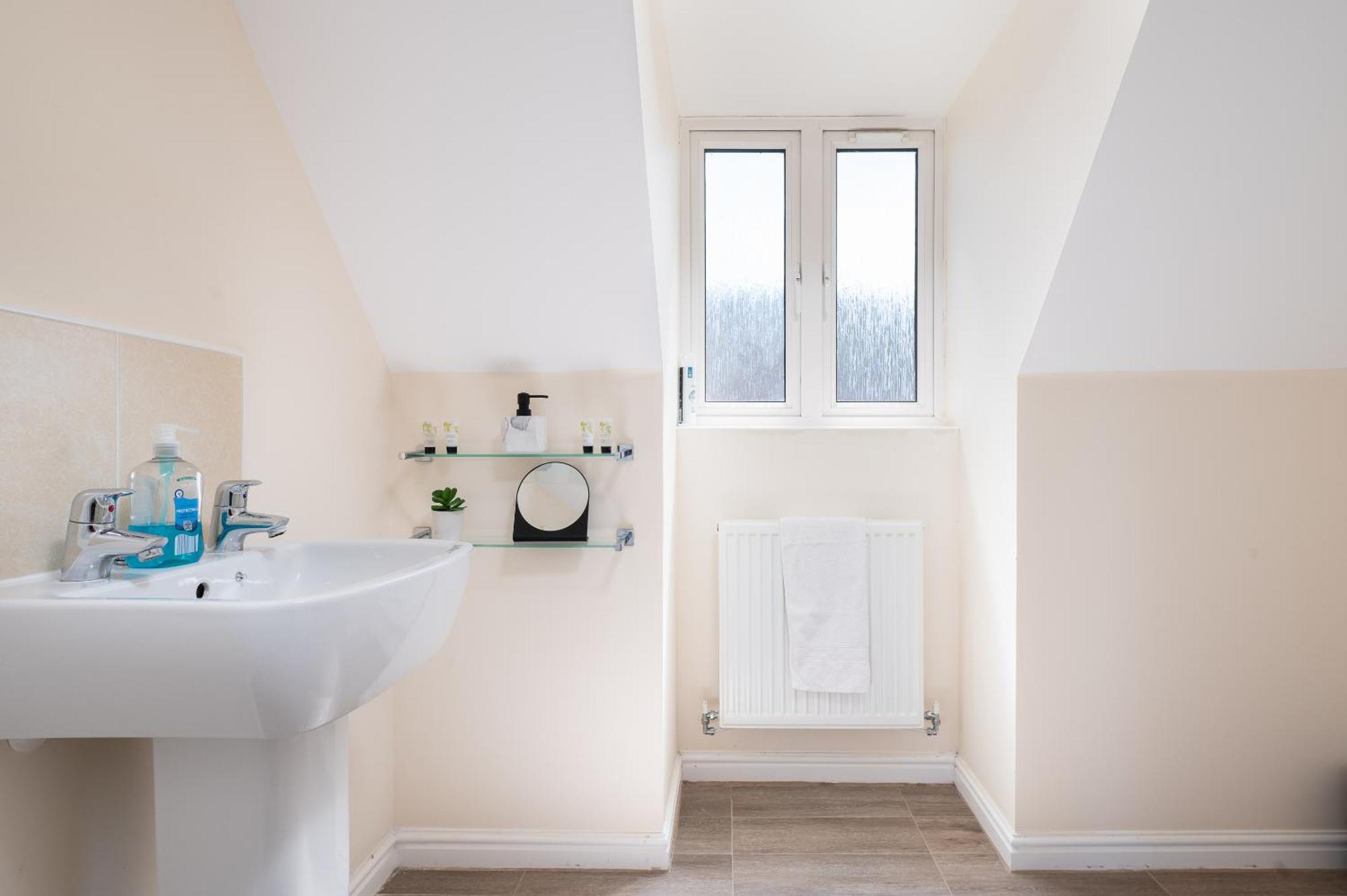 Spacious 4 Bedroom, Perfect For Contractors, Families, Private Parking Royal Wootton Bassett Luaran gambar