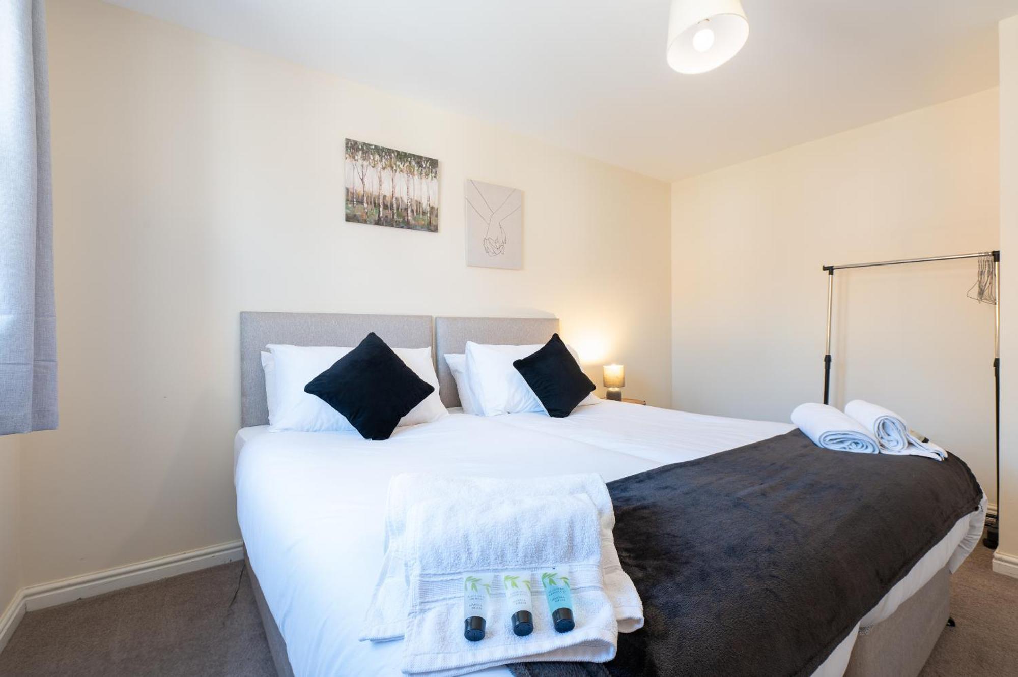 Spacious 4 Bedroom, Perfect For Contractors, Families, Private Parking Royal Wootton Bassett Luaran gambar