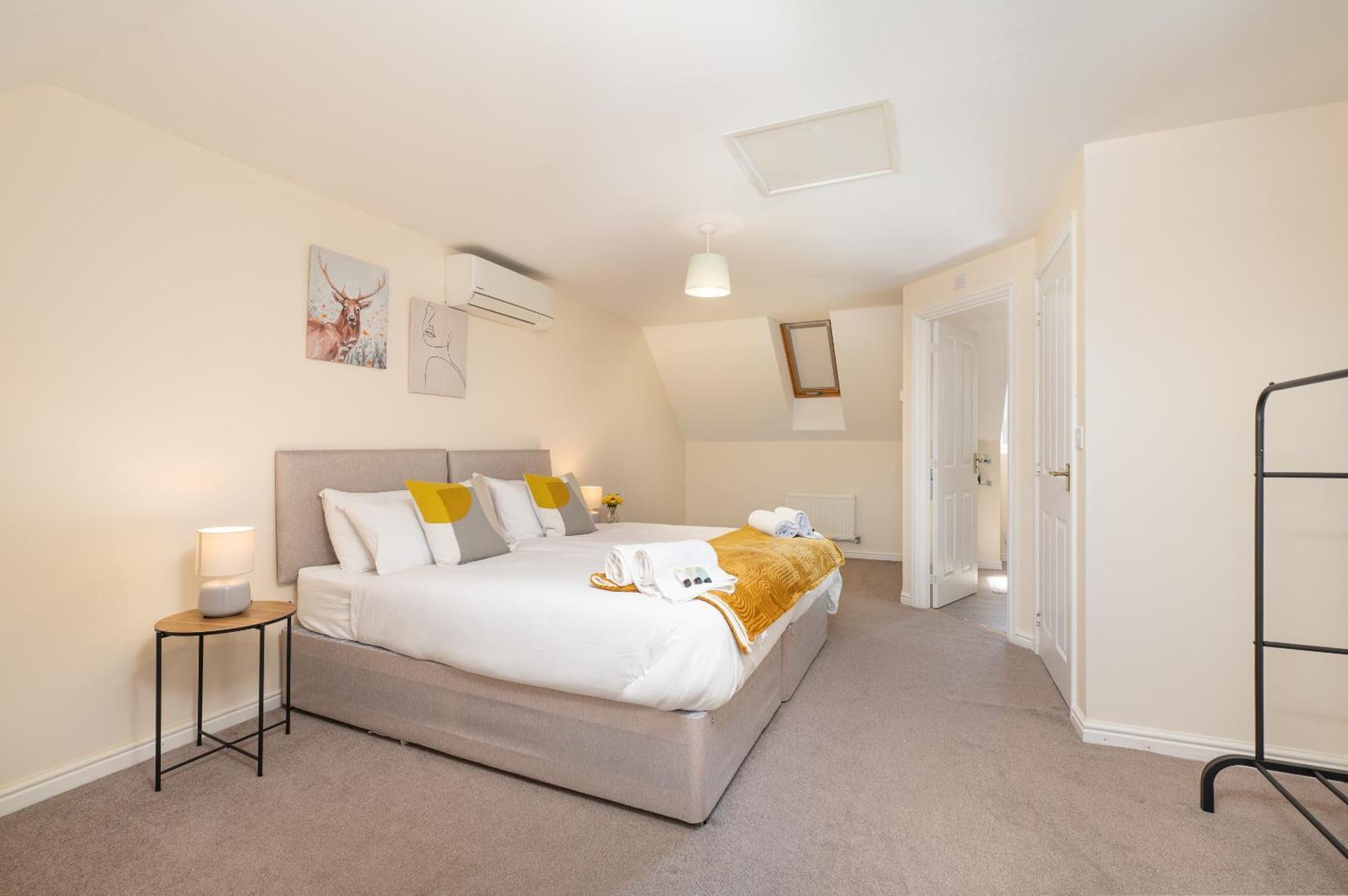 Spacious 4 Bedroom, Perfect For Contractors, Families, Private Parking Royal Wootton Bassett Luaran gambar