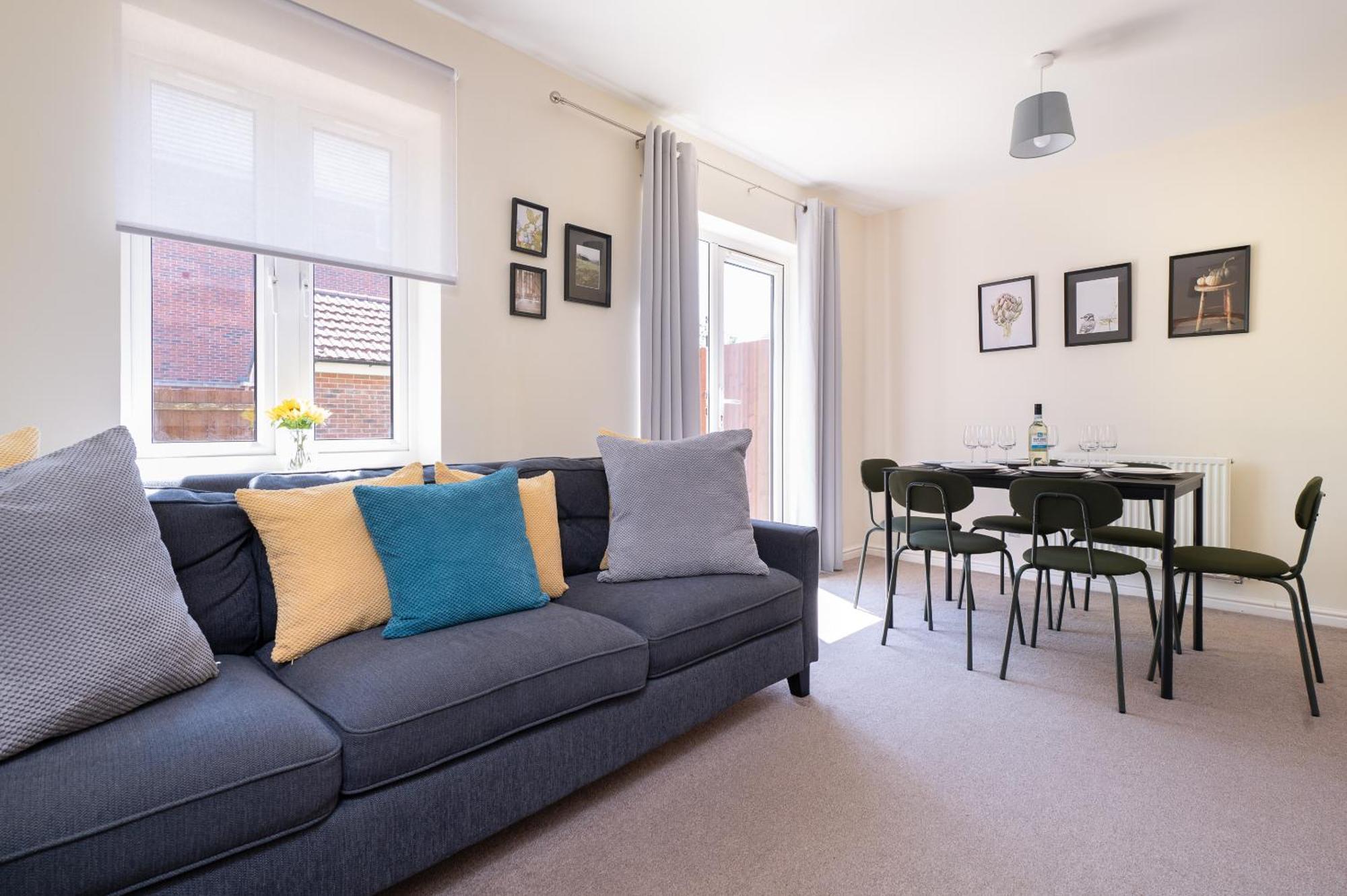 Spacious 4 Bedroom, Perfect For Contractors, Families, Private Parking Royal Wootton Bassett Luaran gambar