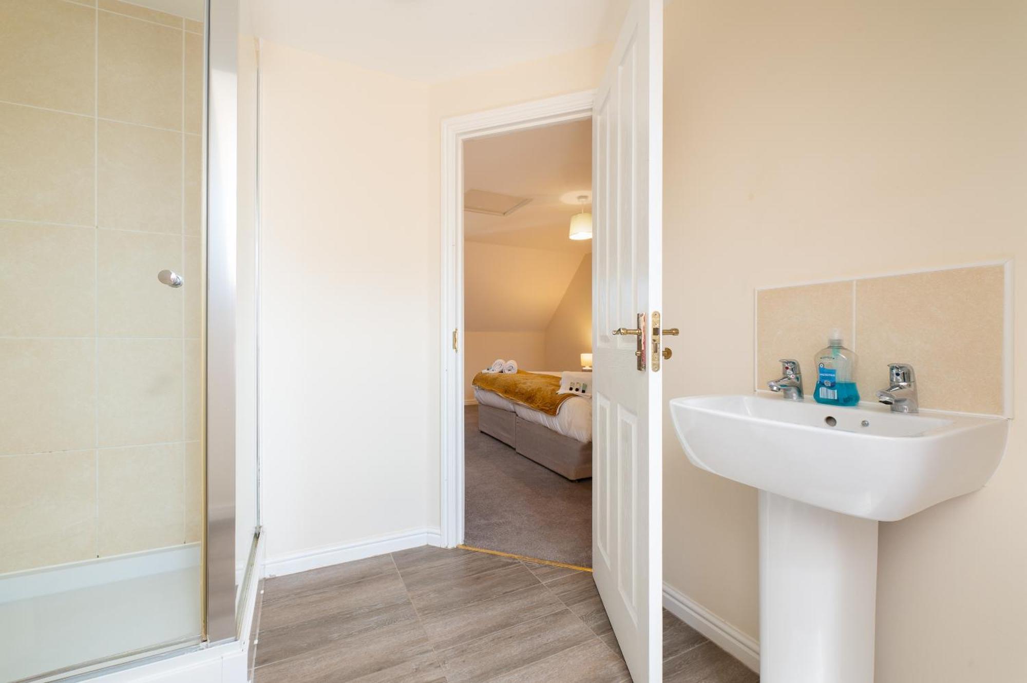 Spacious 4 Bedroom, Perfect For Contractors, Families, Private Parking Royal Wootton Bassett Luaran gambar