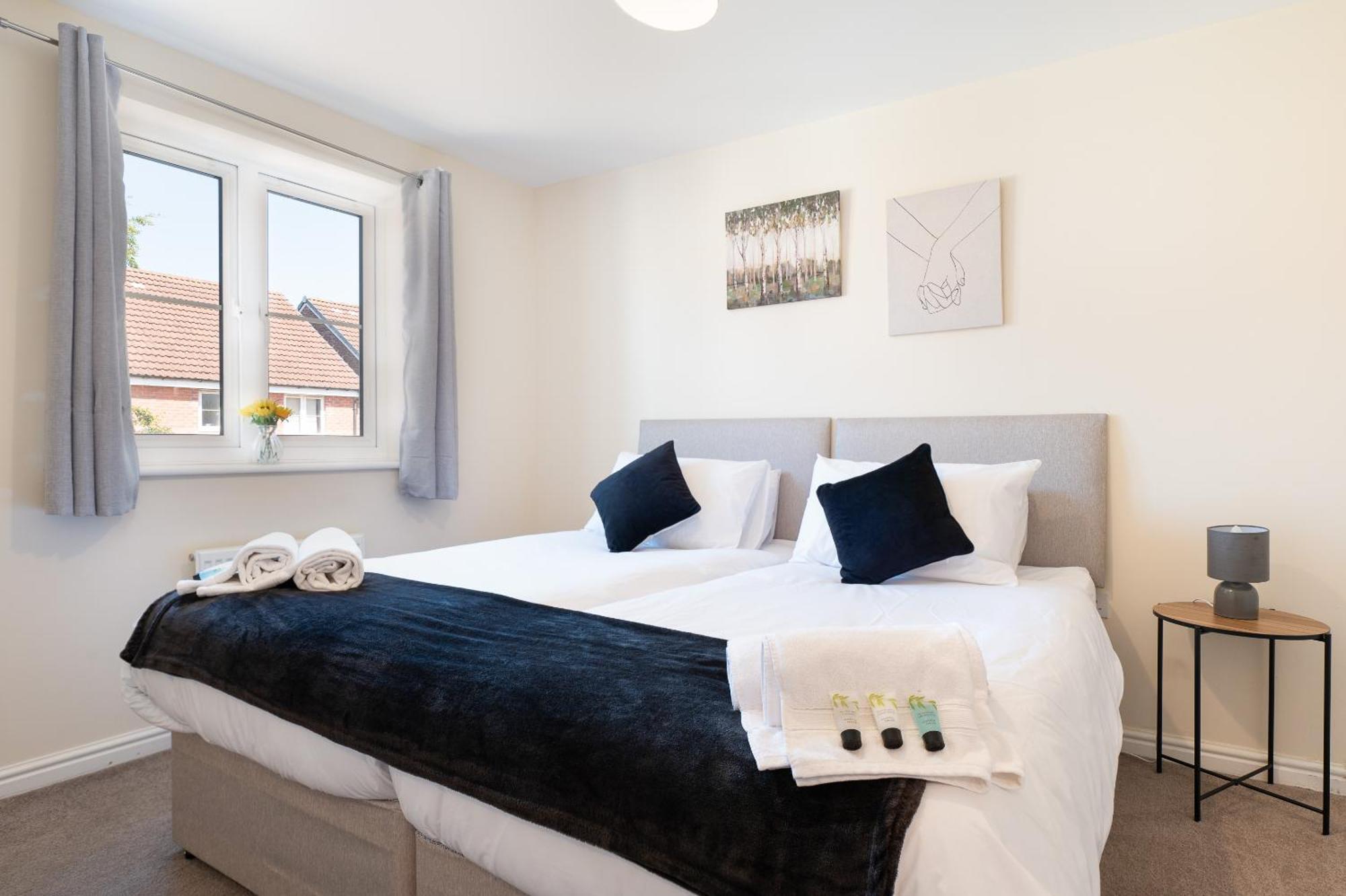 Spacious 4 Bedroom, Perfect For Contractors, Families, Private Parking Royal Wootton Bassett Luaran gambar