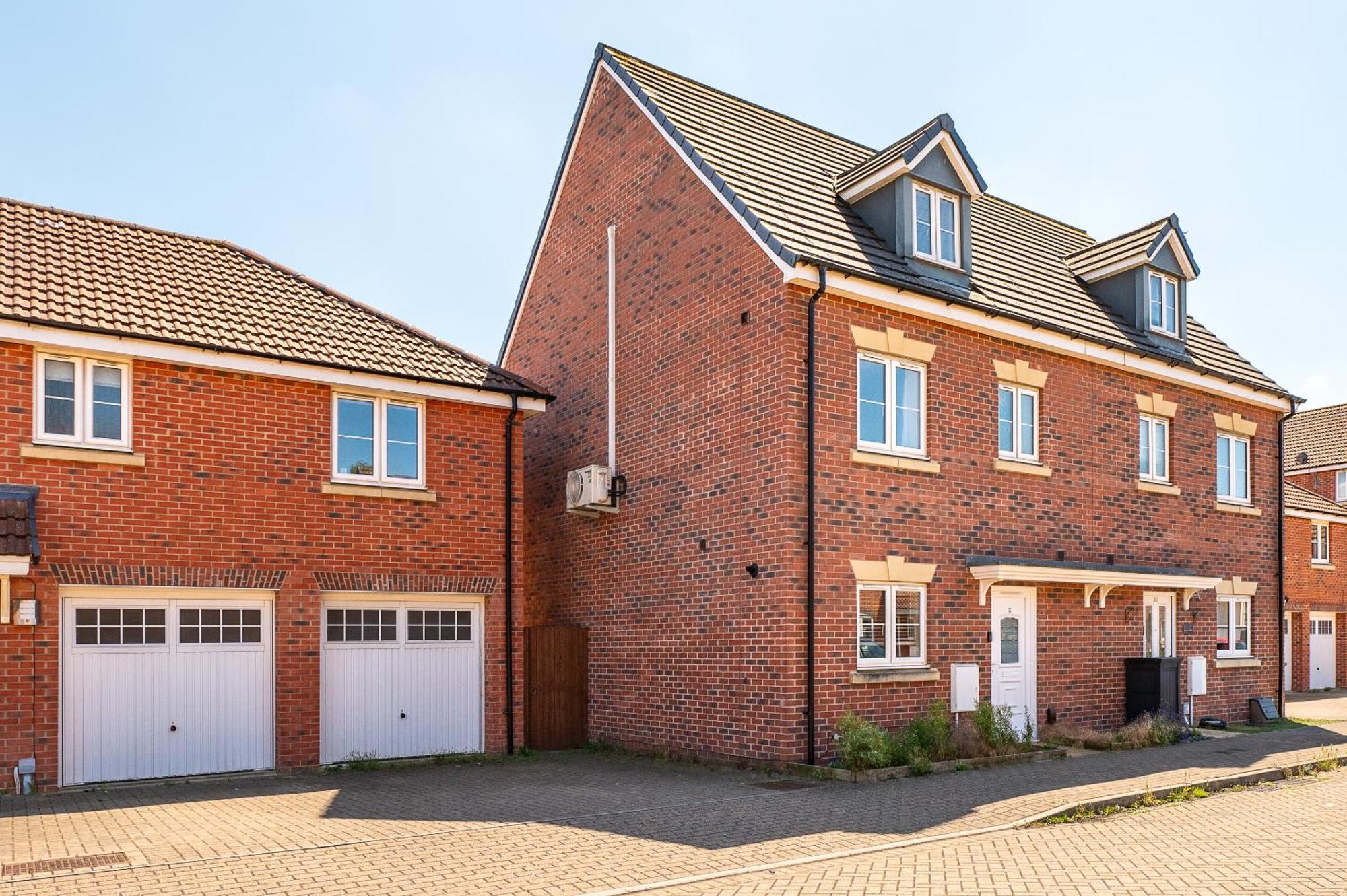 Spacious 4 Bedroom, Perfect For Contractors, Families, Private Parking Royal Wootton Bassett Luaran gambar